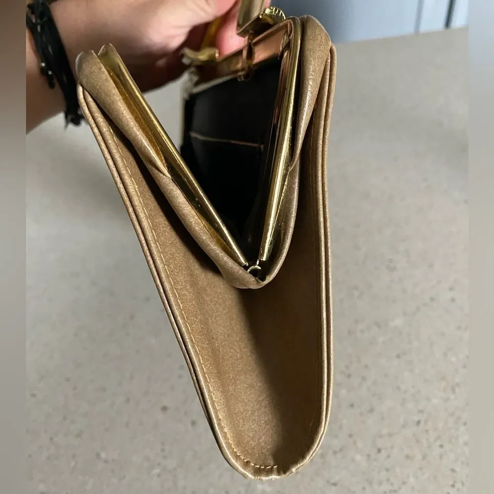 no brand women’s wristlet
